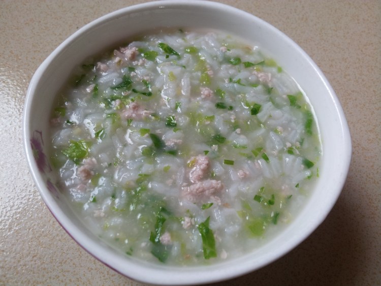  p>生菜肉片粥是一道由瘦肉,生菜为主要材料做成的菜品,属于家常菜粥.