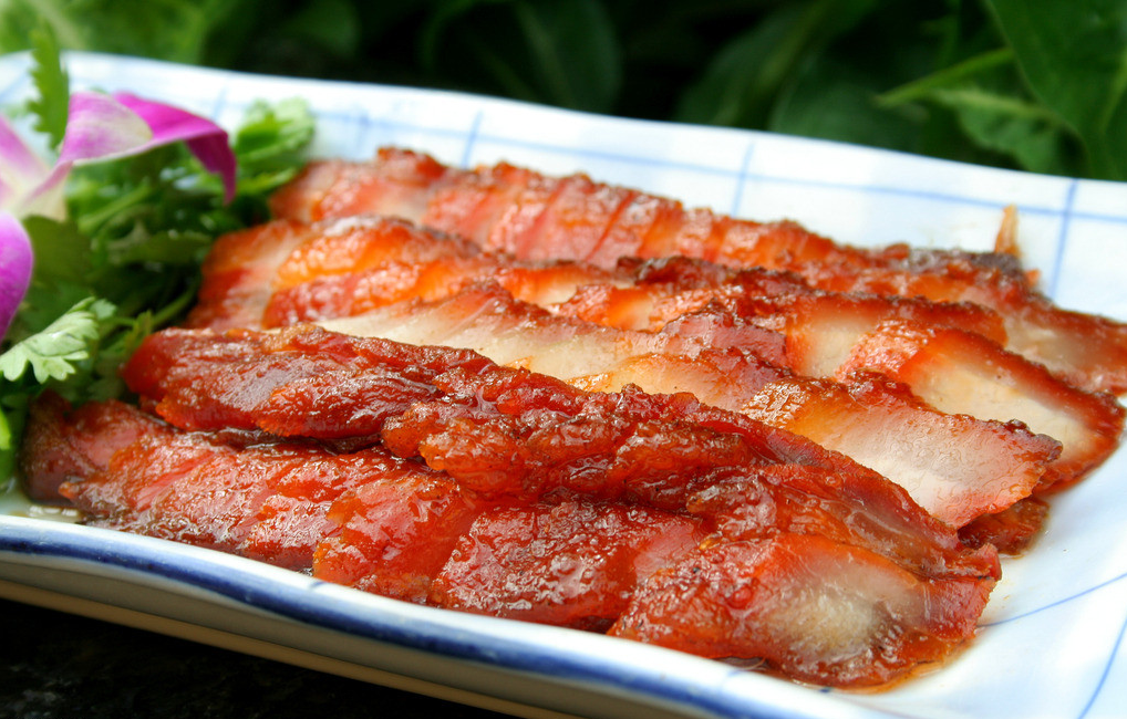  p>用梅花肉或猪里脊肉,配以自制叉烧酱烤制而成的家常菜,口感香甜