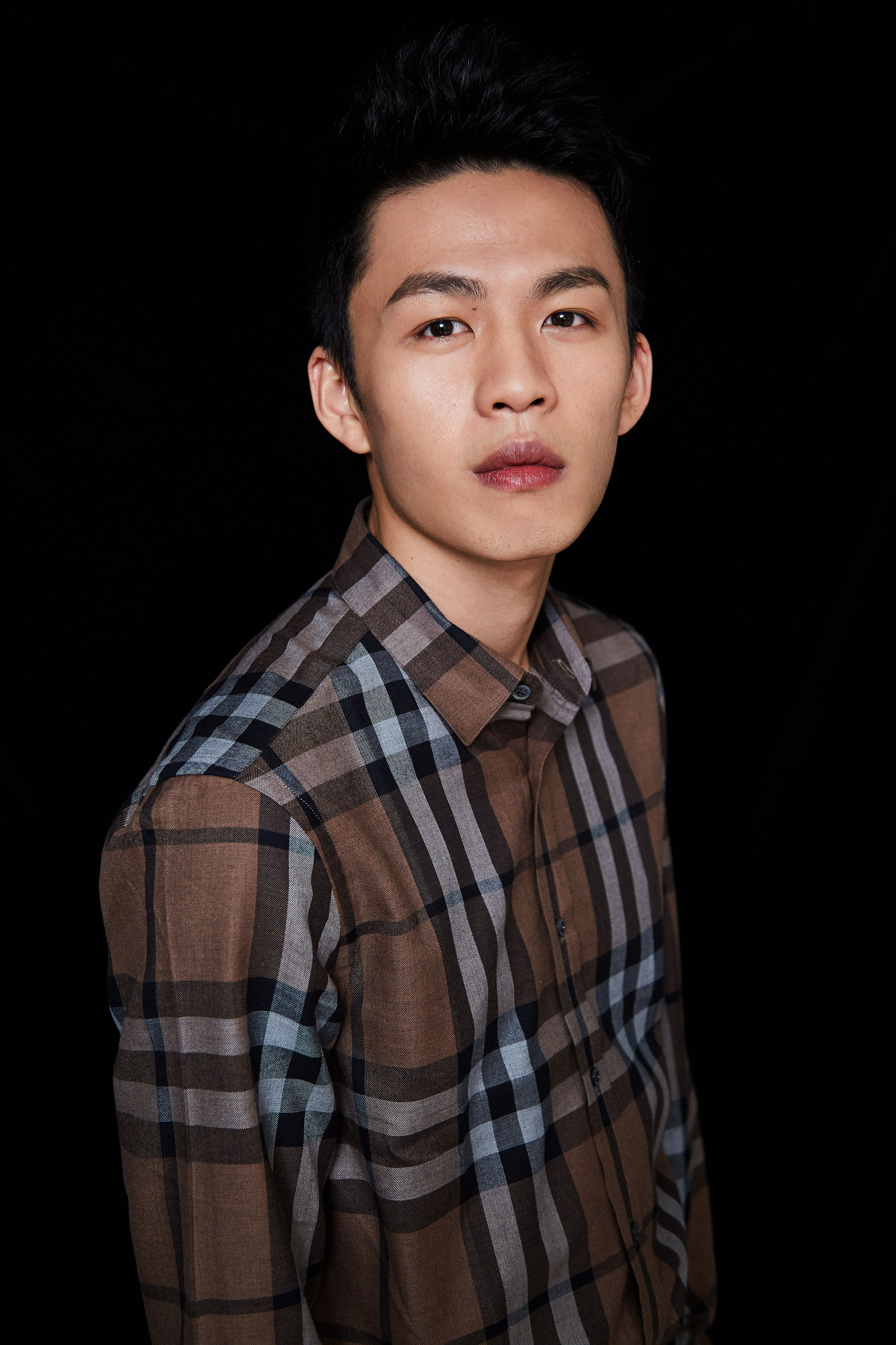 毕业于中国文化大学戏剧系,中国台湾影视男演员及导演