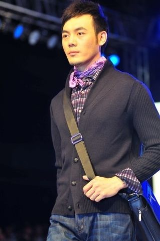  p>何盛东,现用名何沛东.重庆人,中国内地青年演员.