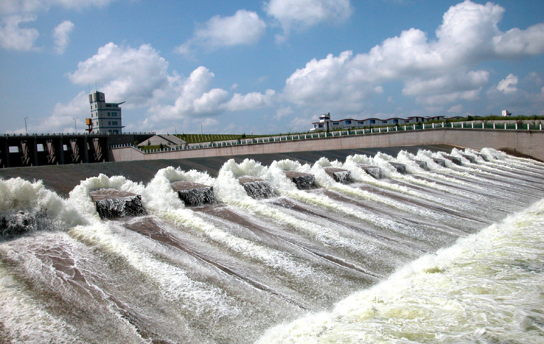  p>石梁河水库,位于新沭河中游,地处苏鲁两省赣榆区,东海县,临沭县三