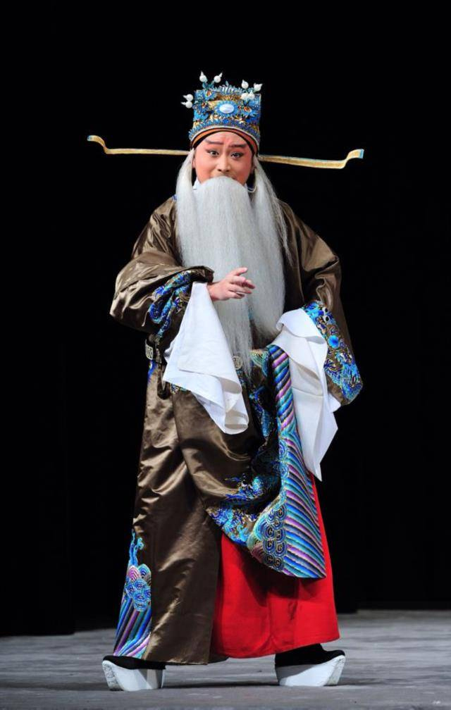  p data-id="gnyweoqucq">鲁肃,汉族,1988年生,2005年毕业于北京戏曲