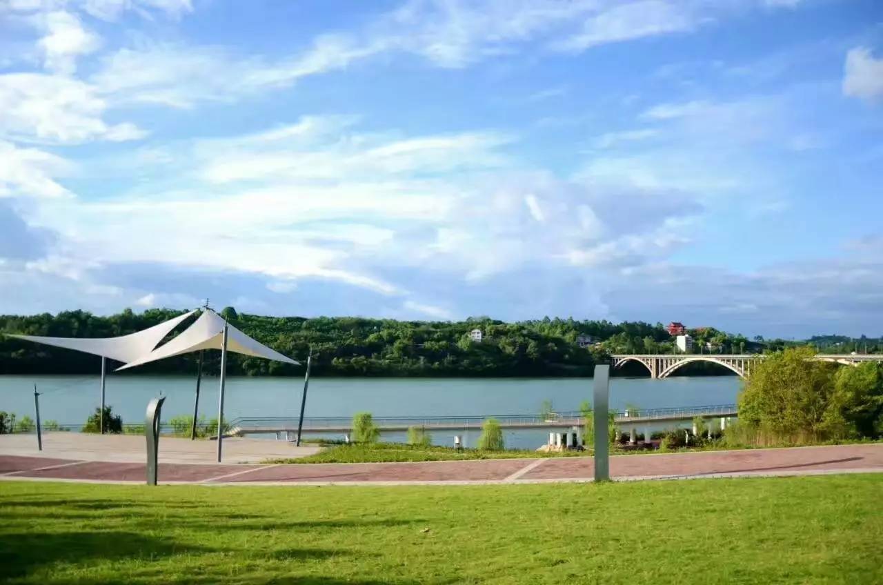 ">武胜县境内有117公里的嘉陵江段,由桐子壕电站拦江筑坝形成的龙女湖