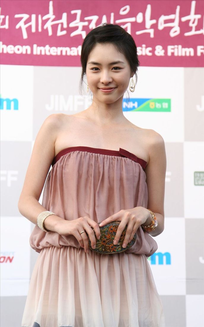 p>李沇熹(lee yeon hee),1988年2月26日出生于韩国,韩国女演员,模特.