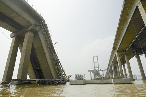  p>广东九江大桥是一座横跨中国 a href="#" data-lemmaid="32356">