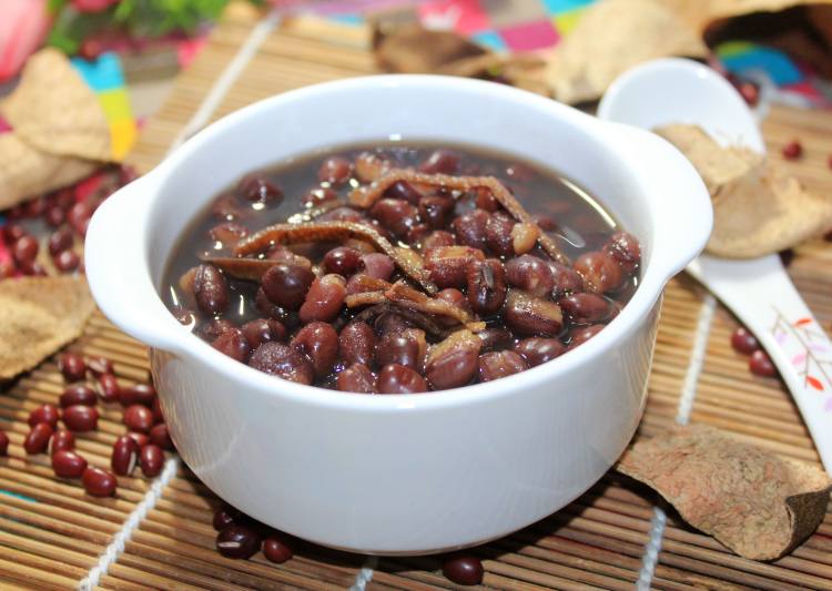 陈皮红豆沙是一款家喻户晓的广东传统甜品,用最传统的搭配,煮出最令人