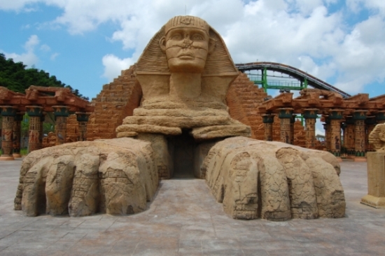  p>达蓬山主题乐园,乐园内总共设置有七个大区,一百多个项目.