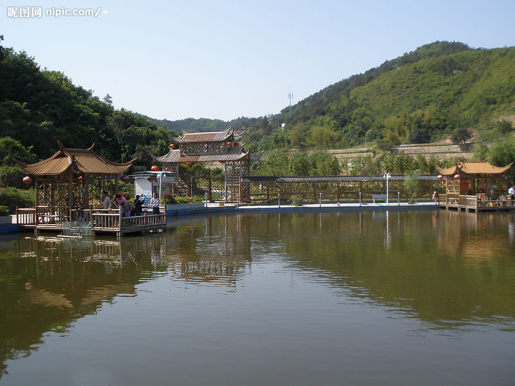 南与凤林镇和丰滨乡为邻,西南边是万荣乡,西临秀林乡,东边滨临太平洋