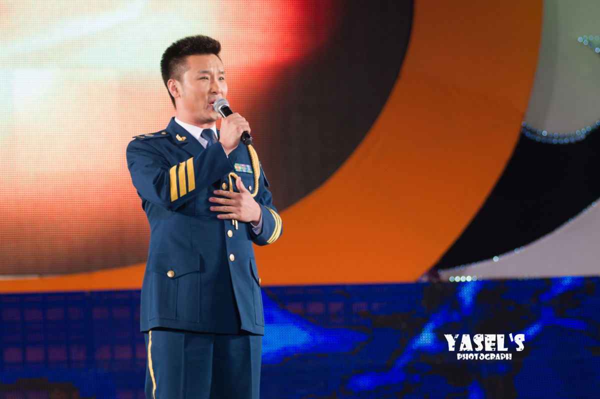 《告别军营》是由青年歌唱家刘和刚演唱的一首军旅歌曲,整首歌的曲调