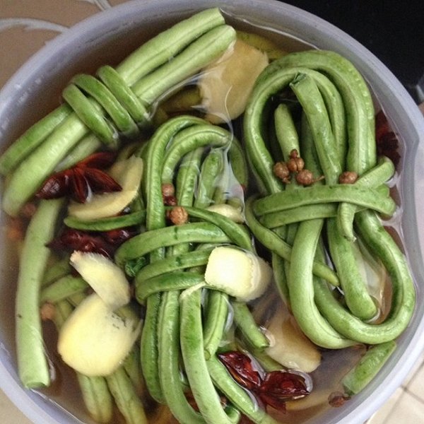  p>泡豇豆,豆色微黄,味清香,质脆嫩,既可作为凉菜直接食用;也可制作成