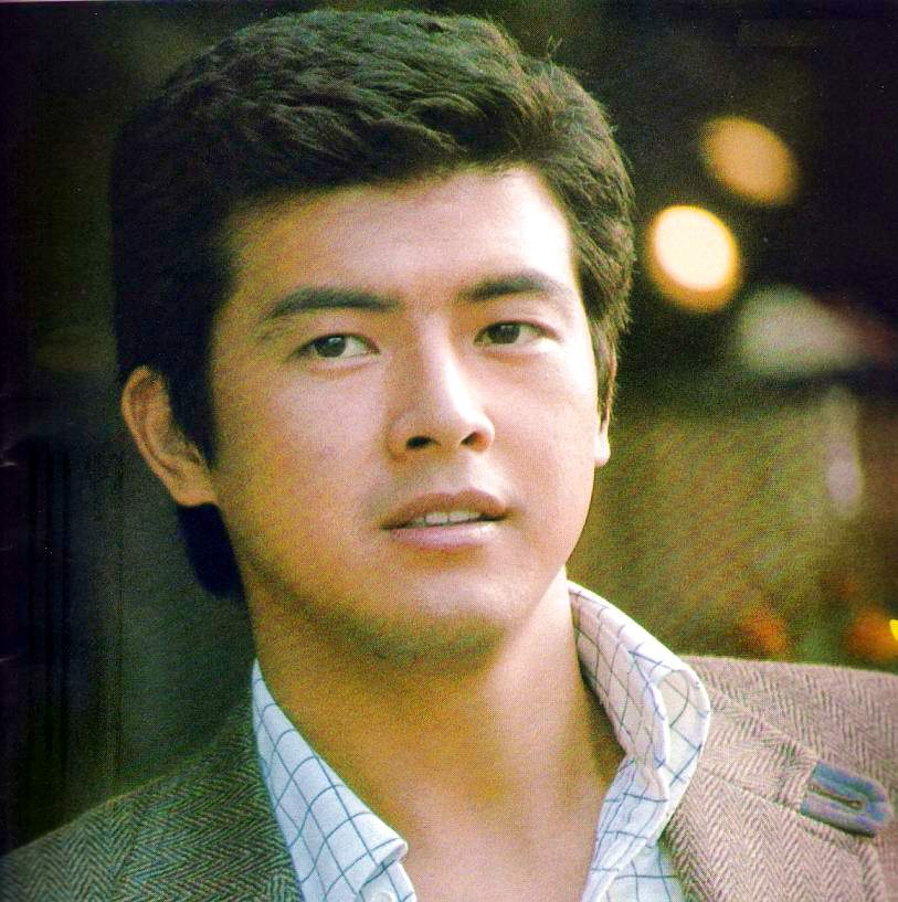1952年1月28日出生于日本山梨县盐山市(后并入甲州市),日本影视男演员