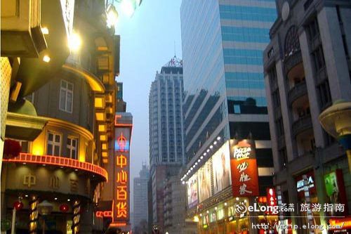  p>江汉路步行街是中国最长的步行街,有"天下第一步行街"的美誉,位于