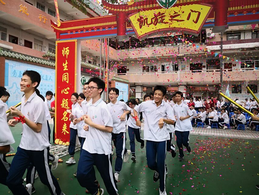  p>广州市五羊中学创办于1986年,是一所校园占地面积11500平方米,建筑