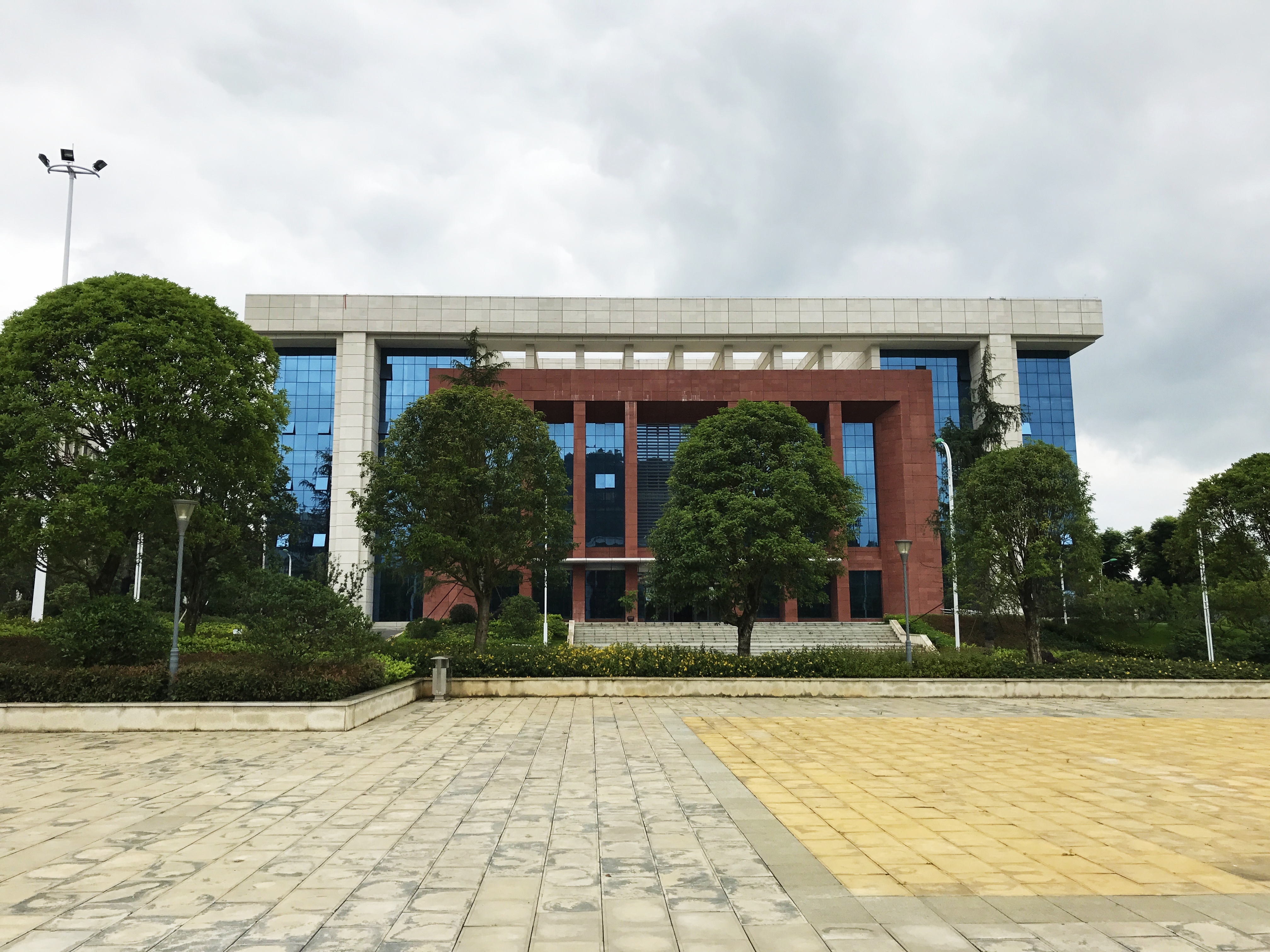  p>黔南民族医学高等专科学校创建于1985年11月,是经教育部批准设立的