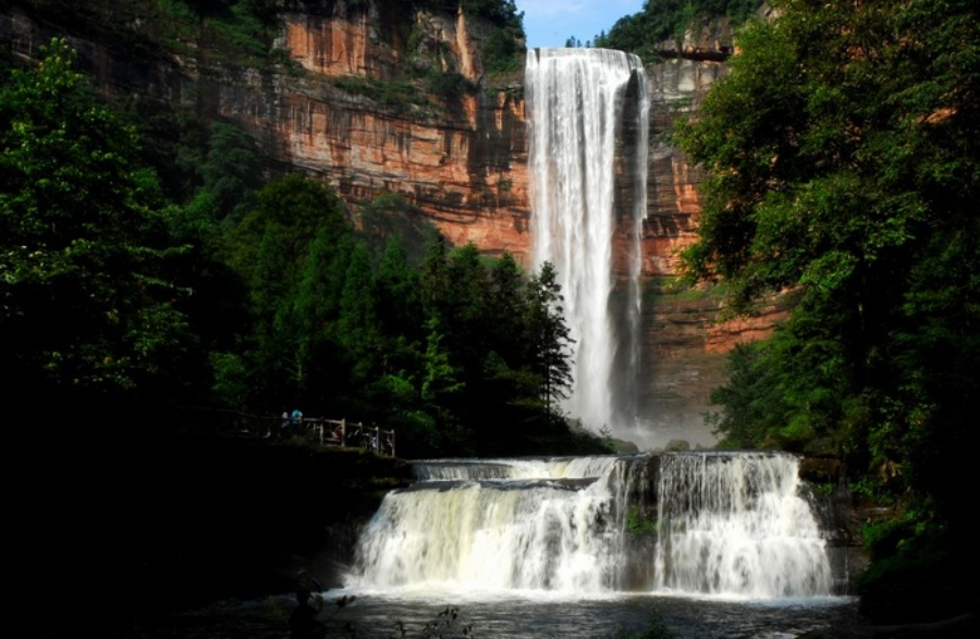  /p> p>望乡台瀑布是四面山的 a href="#">标志性 /a>景点,瀑布高158