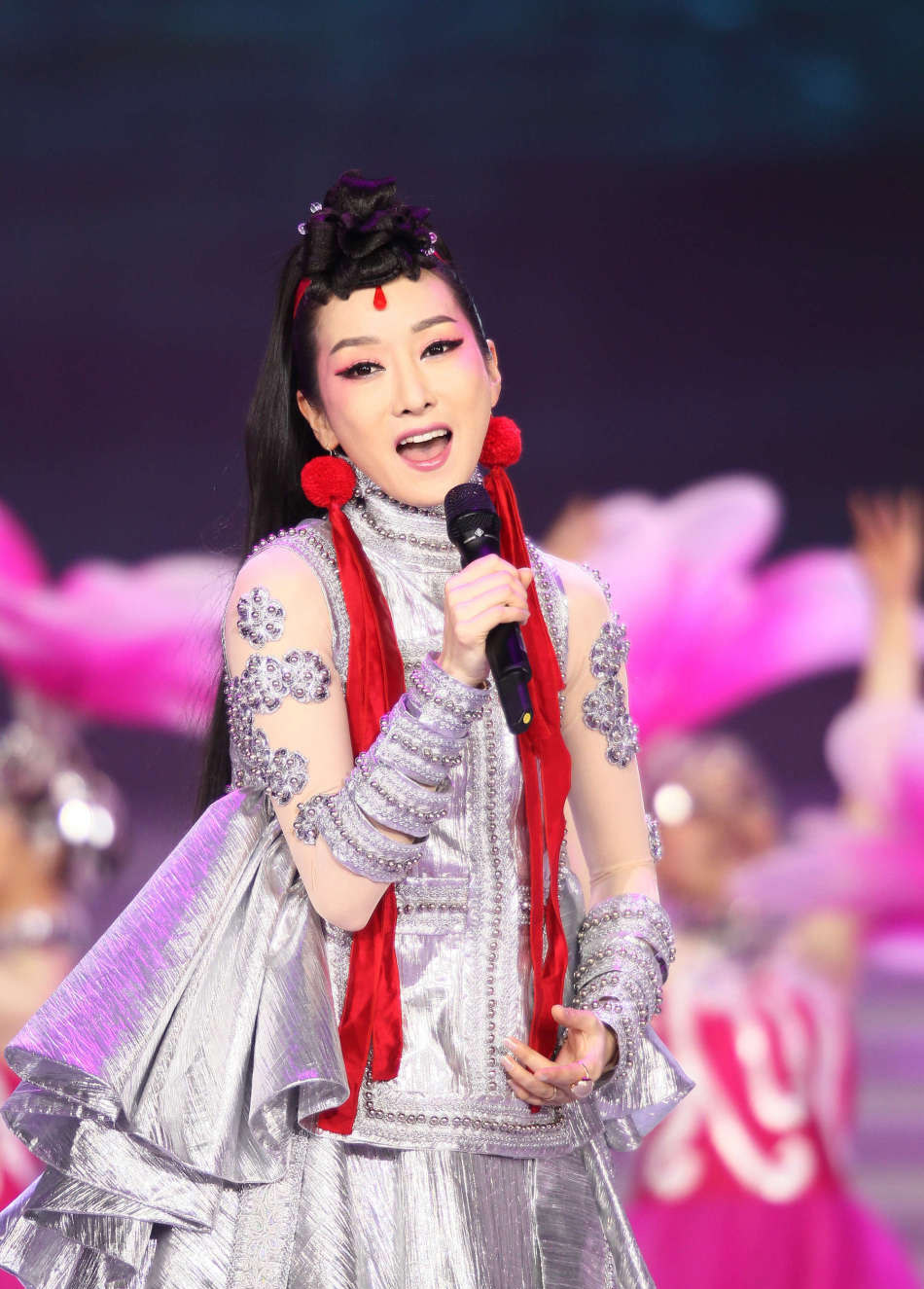  p>萨顶顶(sa dingding),原名周鹏,出生于河南省平顶山市,中国内地