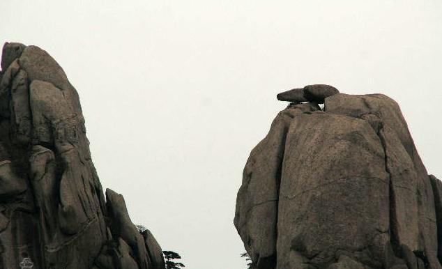  p data-id="gnx0kl0l62">松鼠跳天都为黄山耕云峰上一巧石,酷似活泼