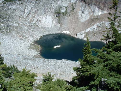 指山地冰川侵蚀成的冰斗中积水流水而成的湖泊. /p>