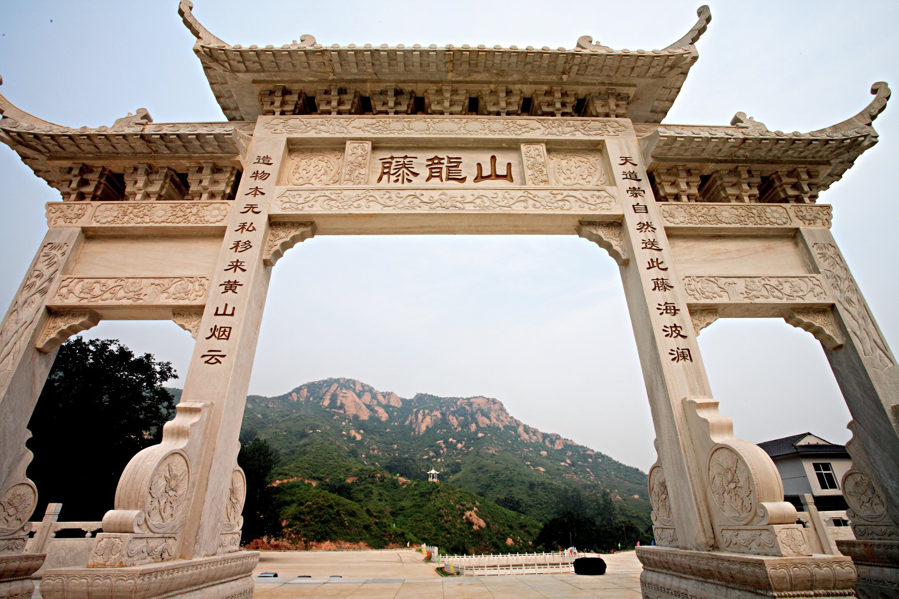  p>藤龙山风景名胜区位于河北省 a target="_blank" href="/item/平山