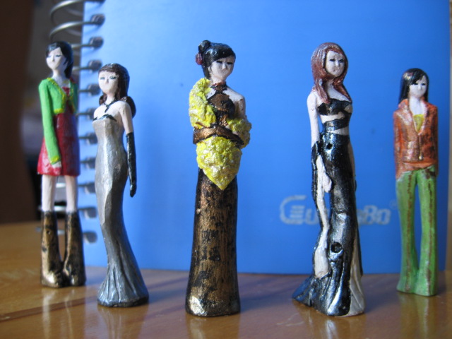  p>粉笔雕是用质地疏松的粉笔作为雕刻造型的材料,在有限的柱体上雕刻