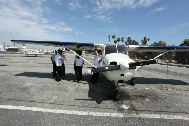 市立机场(简称kral机场),是美国第一家由中国人控股的飞行学院