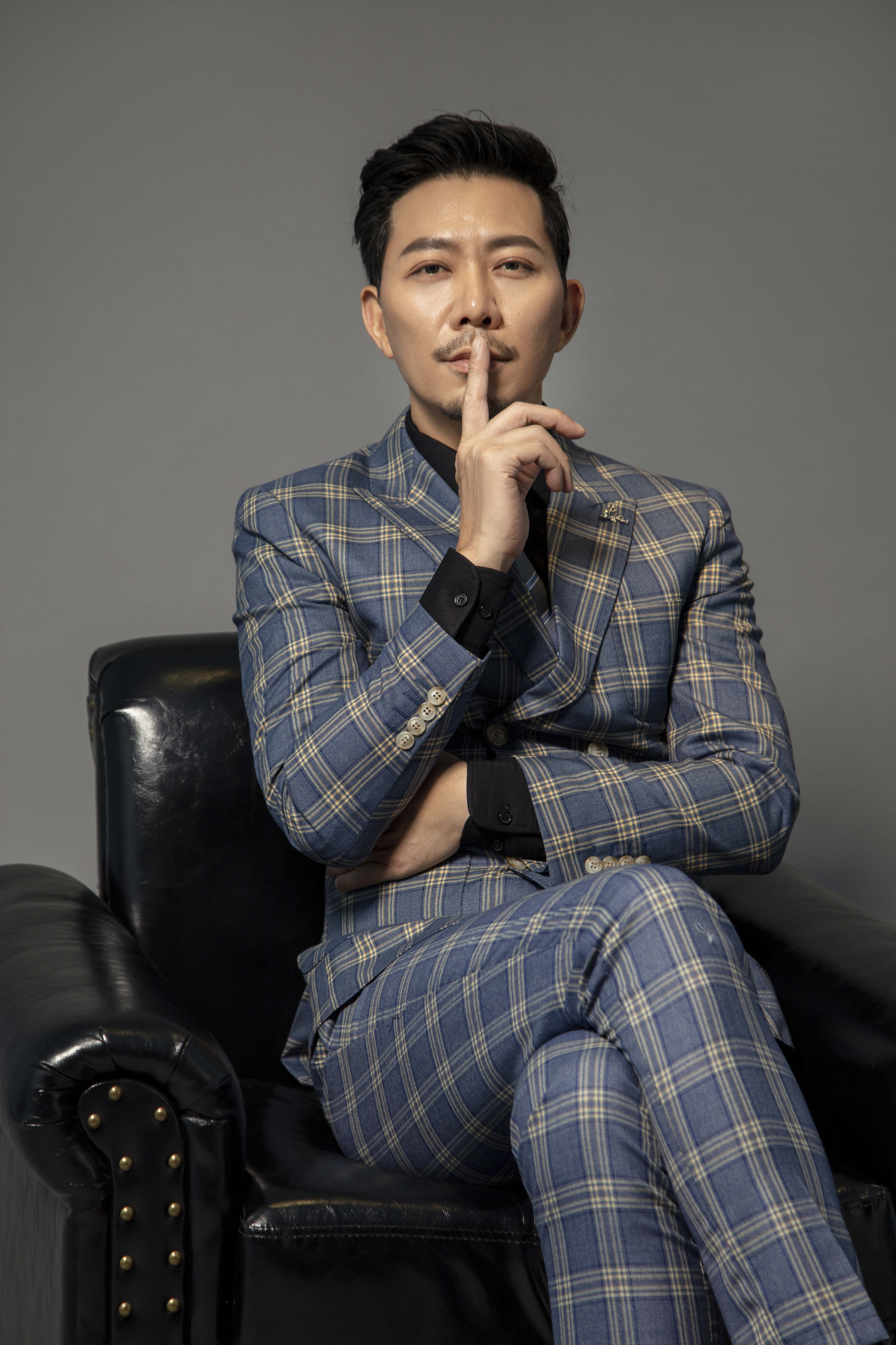 >夏天,出生于四川省成都市,毕业于中央戏剧学院表演系,中国内地男演员