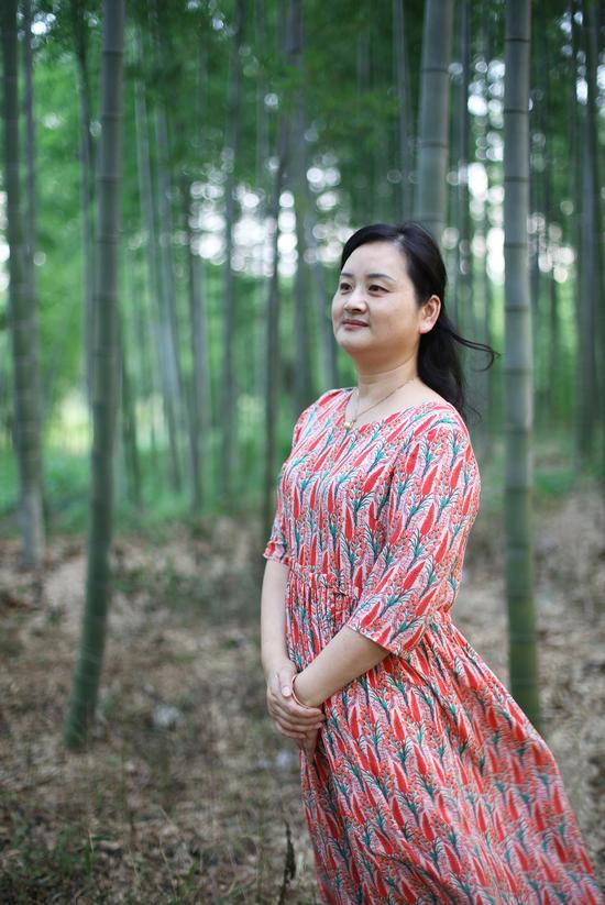 艺名:勤媞 紫砂工艺厂    正高级工艺美术师   江苏省陶瓷艺术名人, 