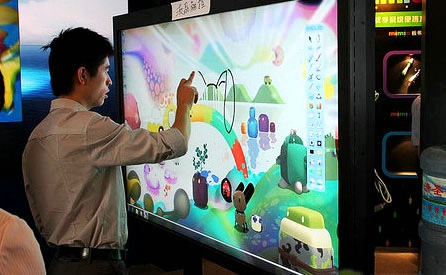  p>实现用手指或其它自然物品在投影屏幕上的触摸选择,打开界面,转换