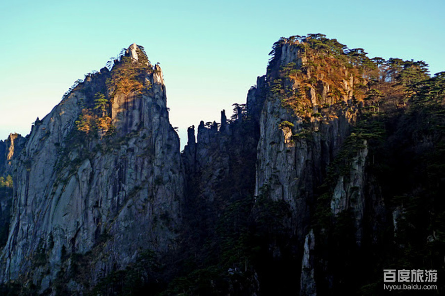  p>由北海去松谷庵途中,经二道亭时,隔涧相望的飞龙峰上,有峭壁数丈色