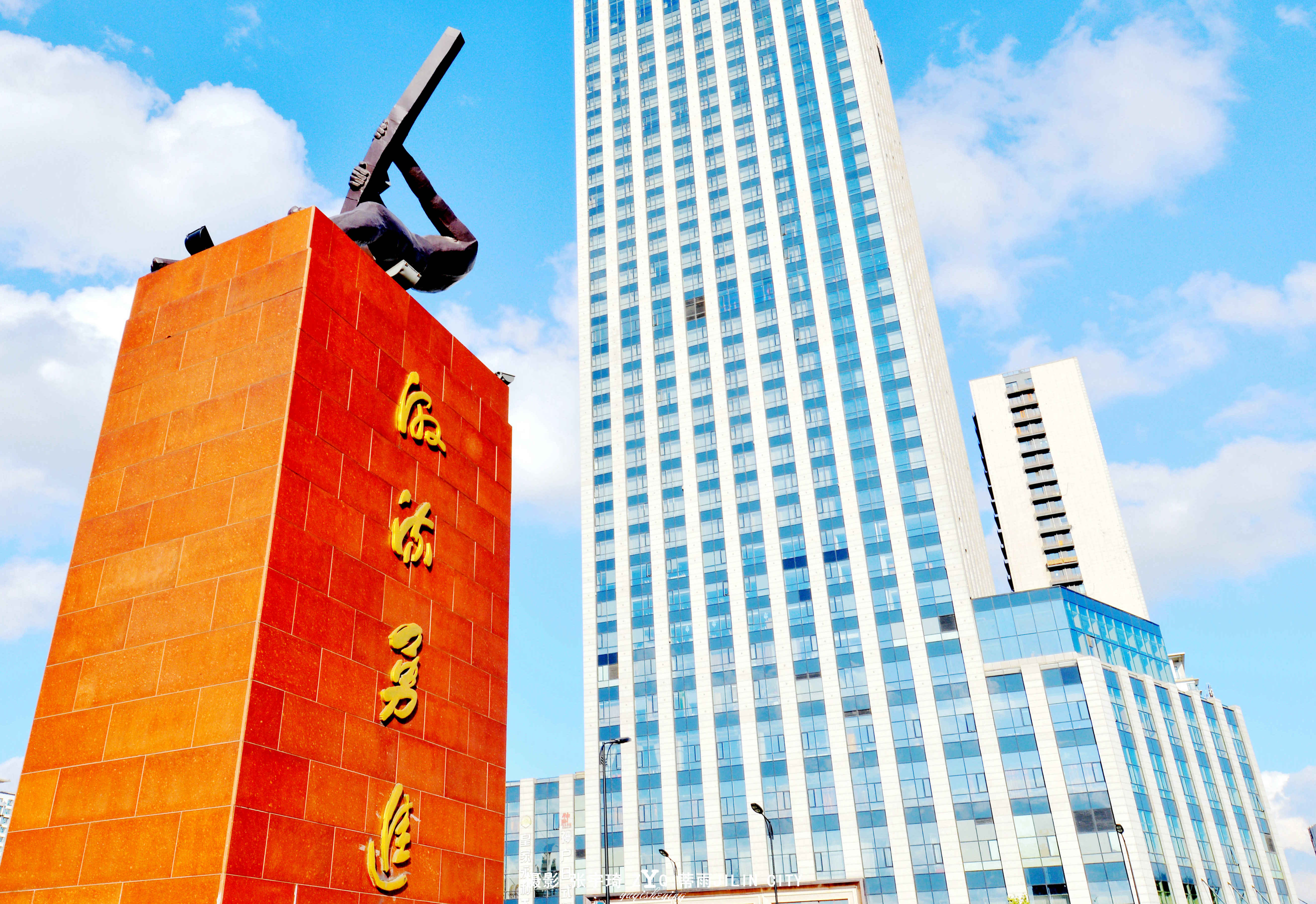  /p> p data-id="gnb3f8eess">城市雕塑"摇橹人(激流勇进)"位于吉林省