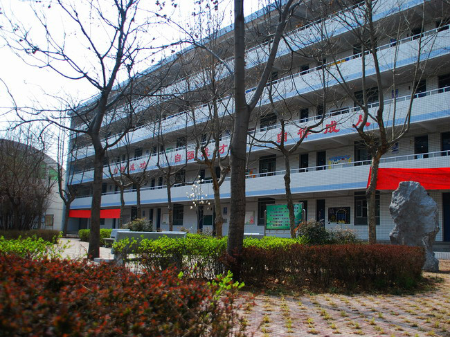  p>宝鸡市姜城中学始建于1956年,位于宝鸡市清姜东一路,是一所具有