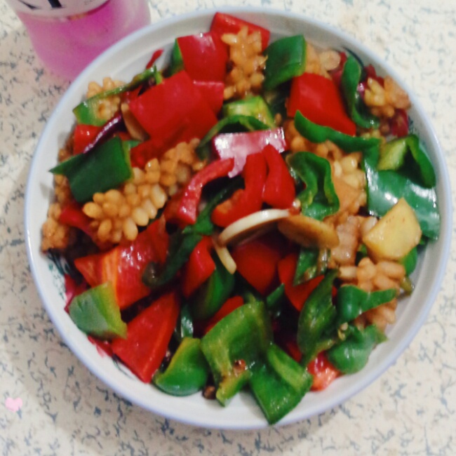  p>双椒爆炒目鱼花是以目鱼花,青椒为主料的菜品. /p>