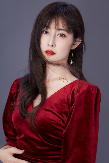  p>李芯逸(li xinyi),又名李彤,1978年4月30日出生于中国北京,中国