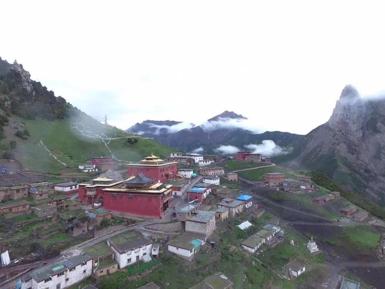  p data-id="gnawoskt6z">达那寺位于玉树囊谦县境内,是藏区最著名的