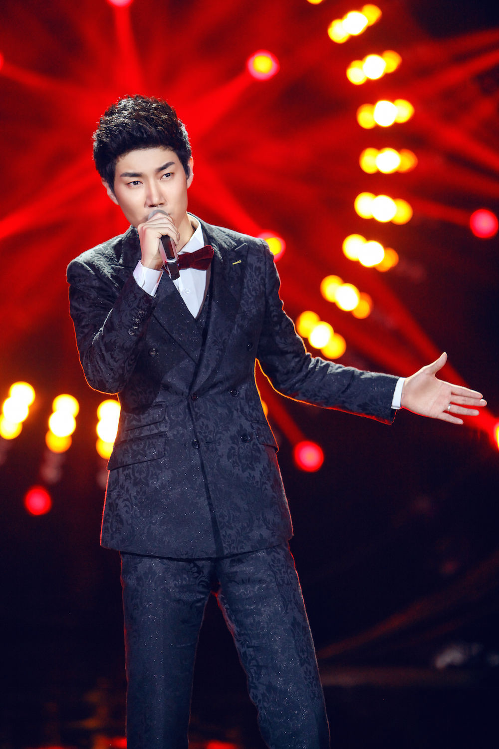  p>王晰,1985年4月9日出生于辽宁省营口市,中国内地流行乐男低音歌手