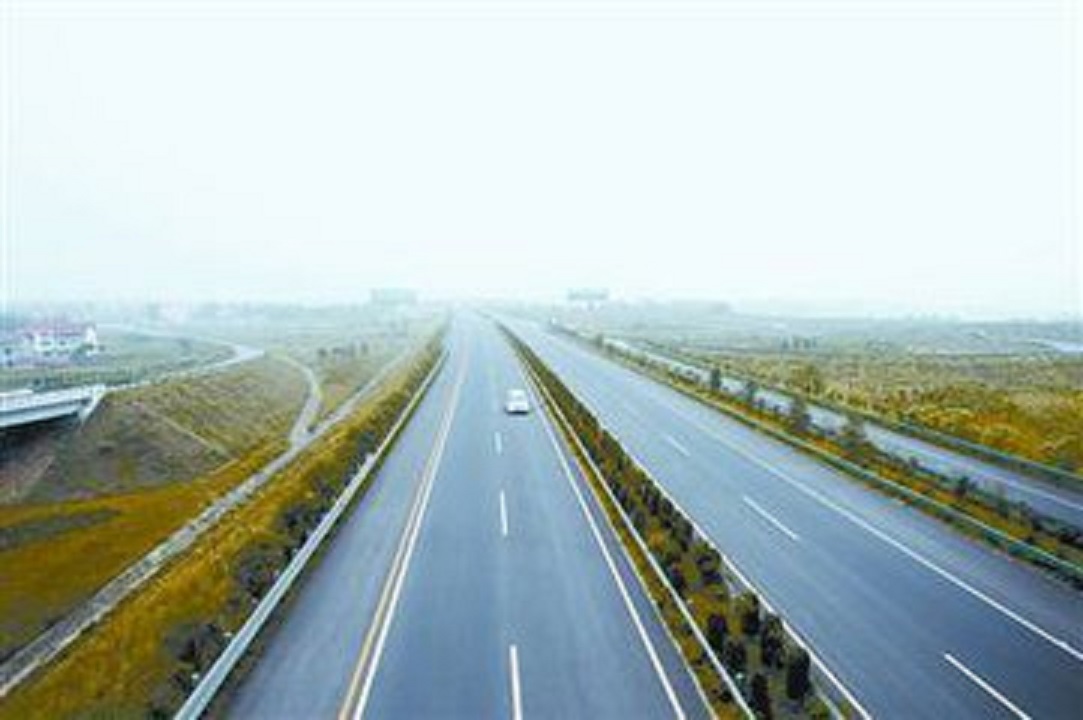 未达到快速车道规定的行驶速度的,应当在慢速车道行驶