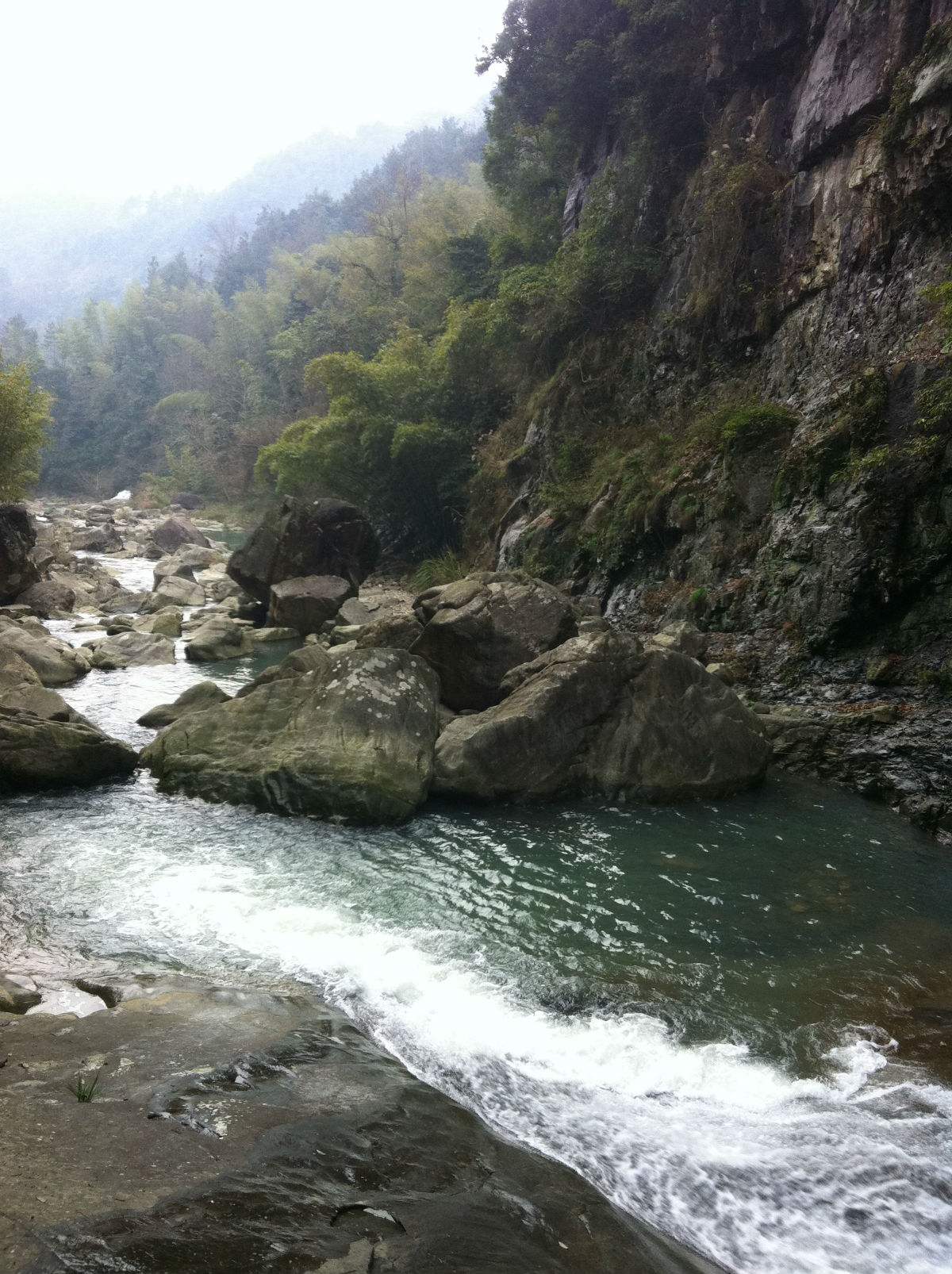 赤岩山(chiyanshan),别名银坑山,是浙江省平阳县腾蛟镇的市级风景名胜