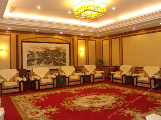  p>青岛复盛大酒店开业时间2004年10月1日,主楼高7层,附楼高2层,共有