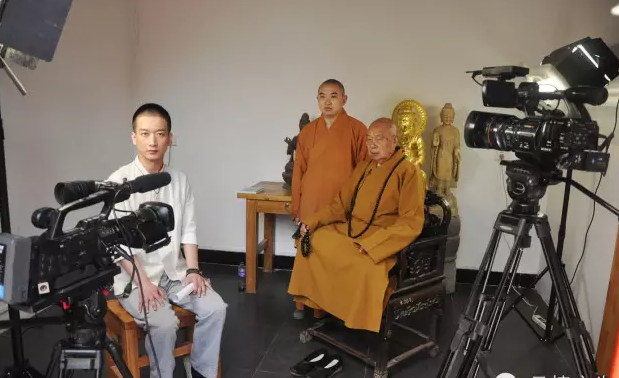  p>于雷,国学讲师,禅乐歌者,曼殊一叶创始人,国学佛学新媒体传播者.