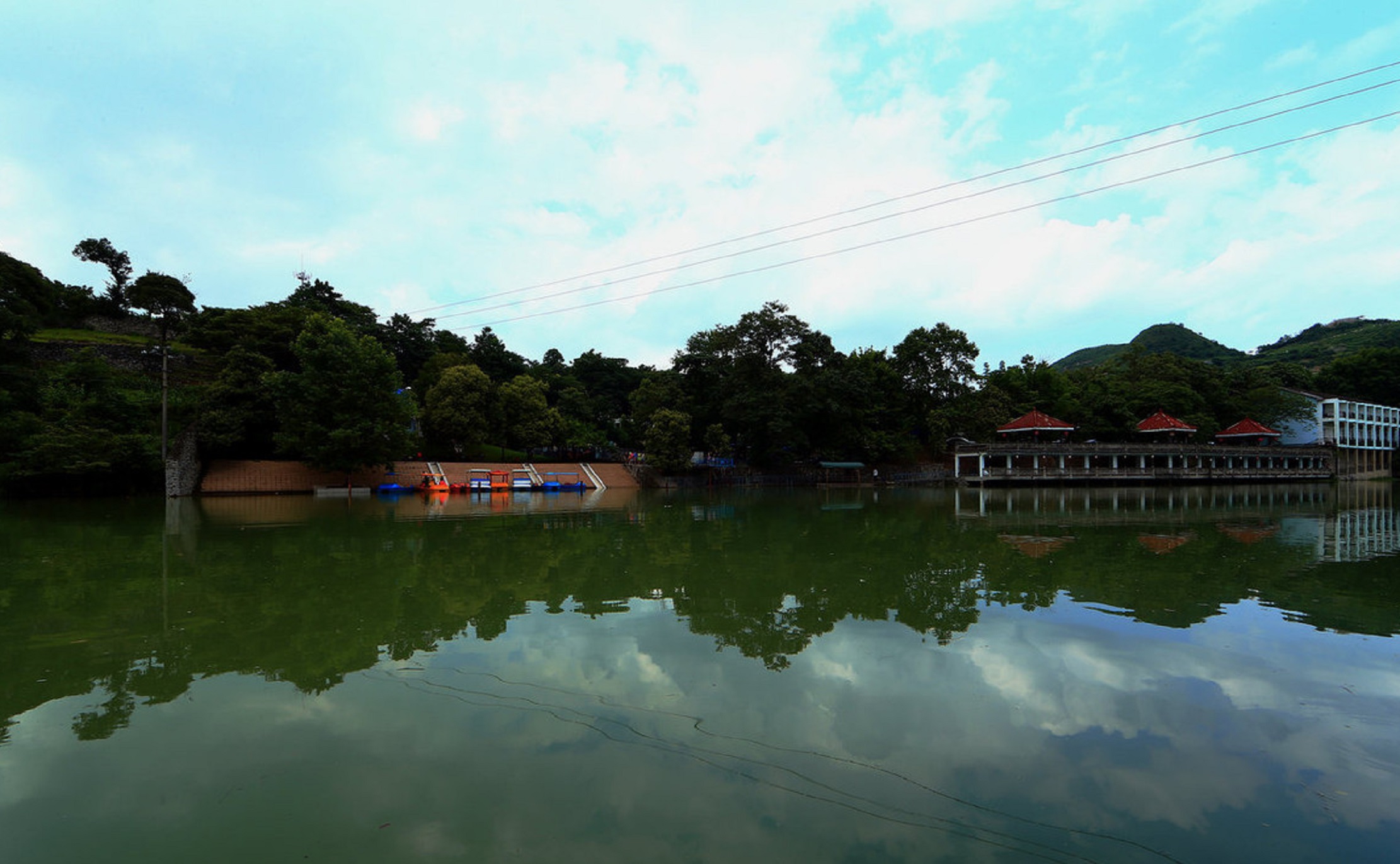  p>金翠湖坐落于 a target="_blank" href="/item/贵阳市/6085276"