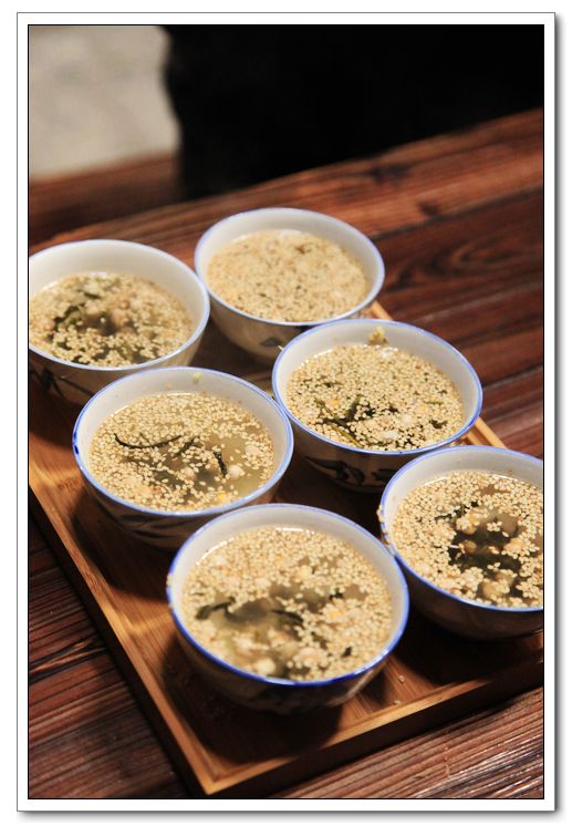  p>豆子芝麻茶是用茶叶,姜,盐,豆子和芝麻冲开水配成的一道香喷喷的可