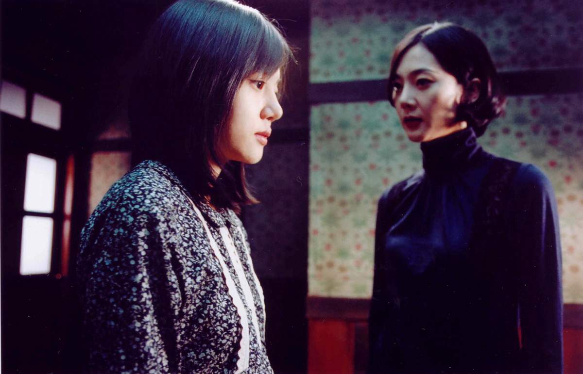 《蔷花,红莲》是一部拍摄于2002年的恐怖悬疑电影,由韩国导演 a