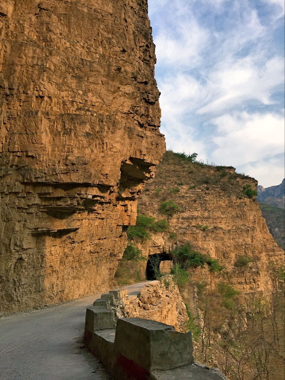  p>永定河峡谷,又称官厅山峡,幽州峡谷,亦即永定河上游河谷,从 a href