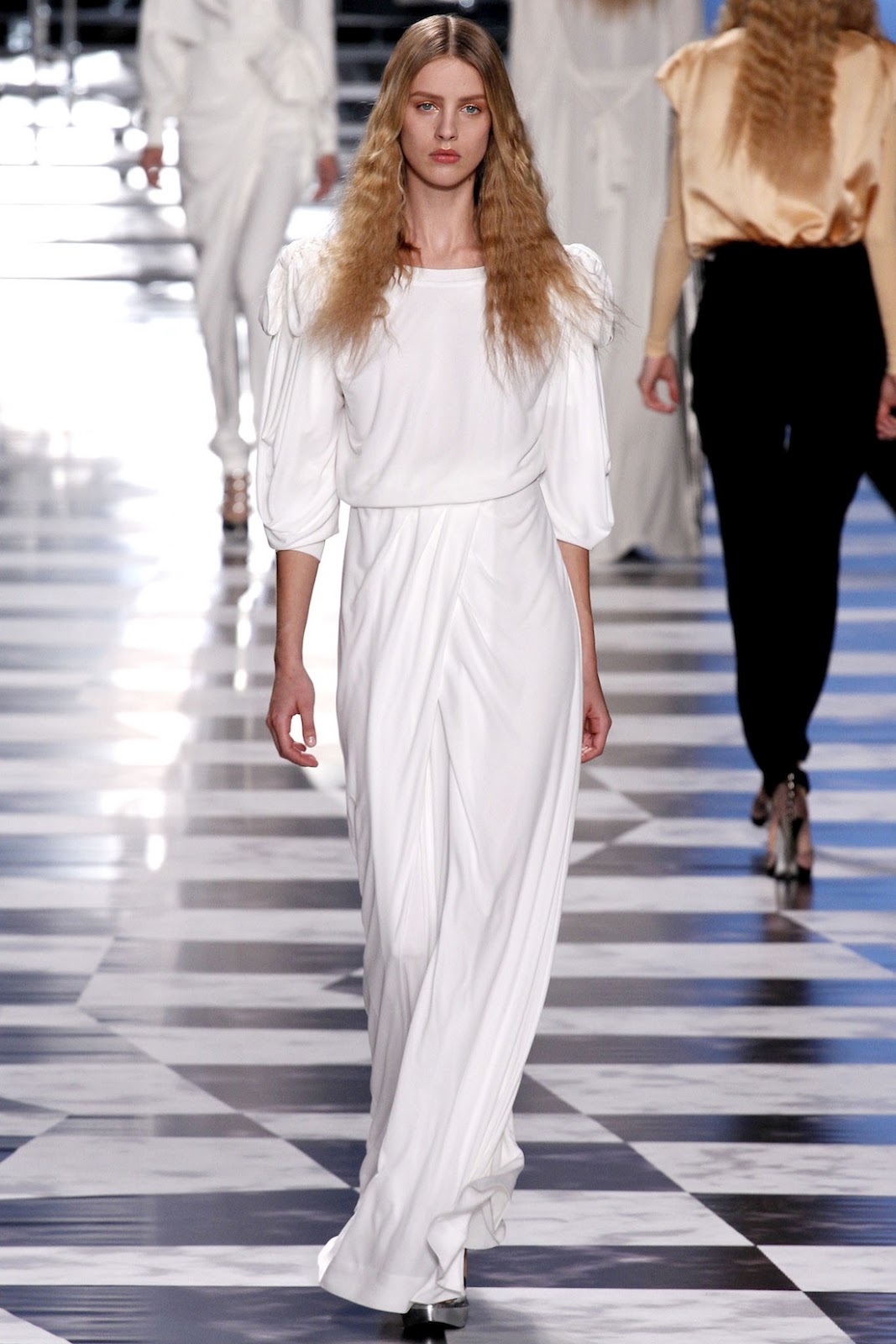  p data-id="gnzrac6lc3">viktor & rolf是一个服装品牌,中文名字