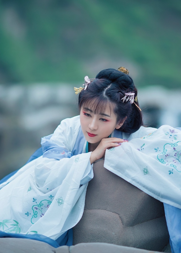  p data-id="gnwl3tamel">《曲水》是小爱的妈演唱的歌曲,由茶少填词