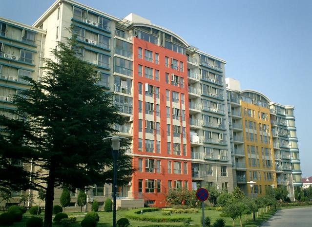  p>黄海城市花园坐落于烟台市莱山区黄海游乐城内,西有岱王山与凤凰山