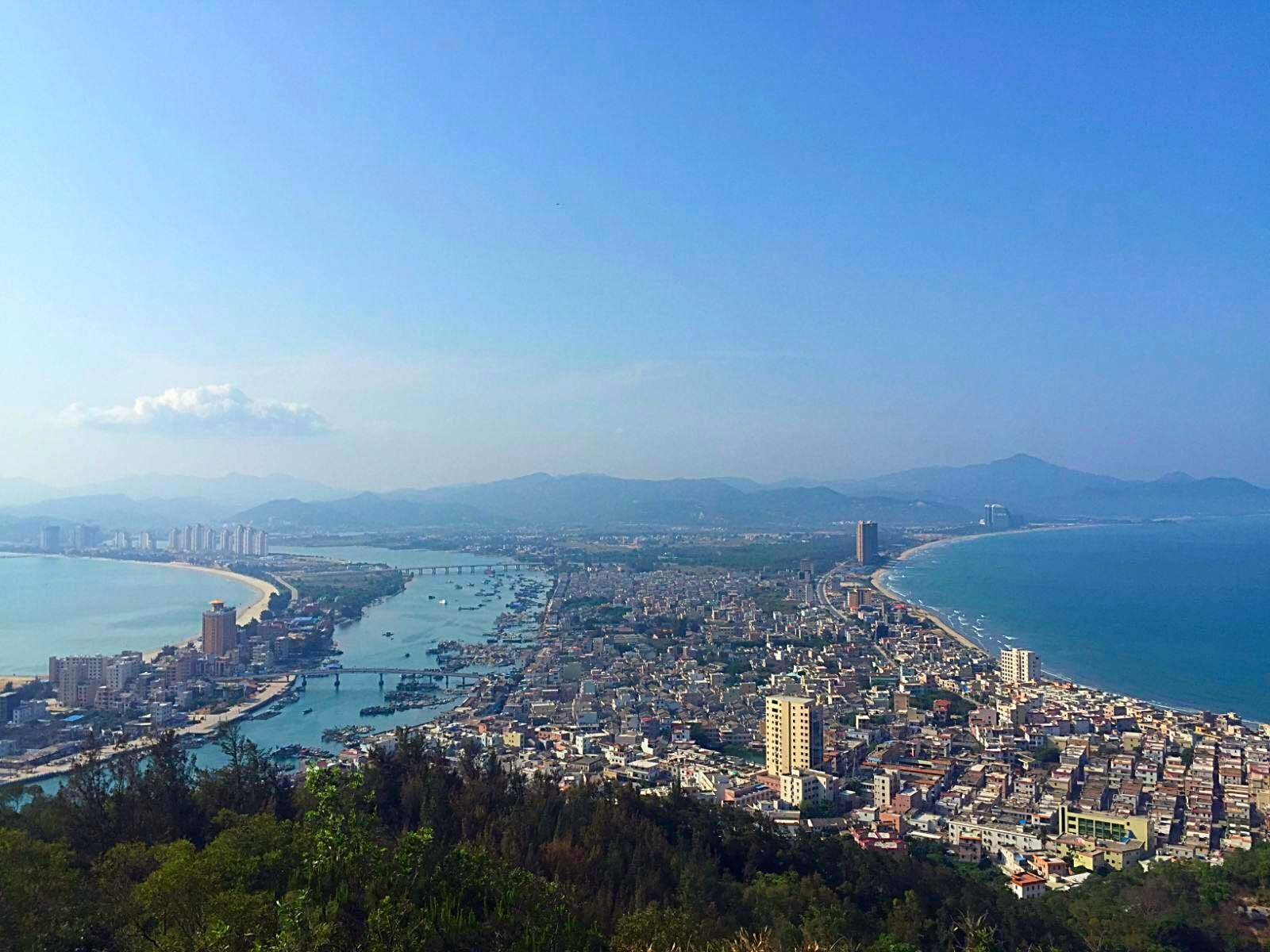  p>双月湾因形状鸟瞰像两轮新月,故名 a target="_blank" href="/item