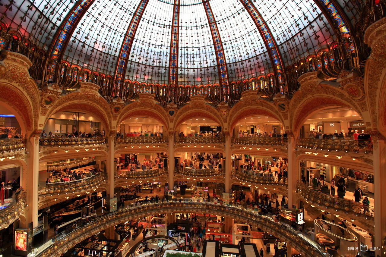  p>老佛爷百货全称巴黎老佛爷百货商店,是由法语原名galeries