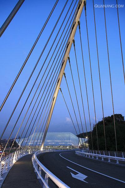  p>悬索桥,又名吊桥(suspension bridge)指的是以通过索塔悬挂并锚固