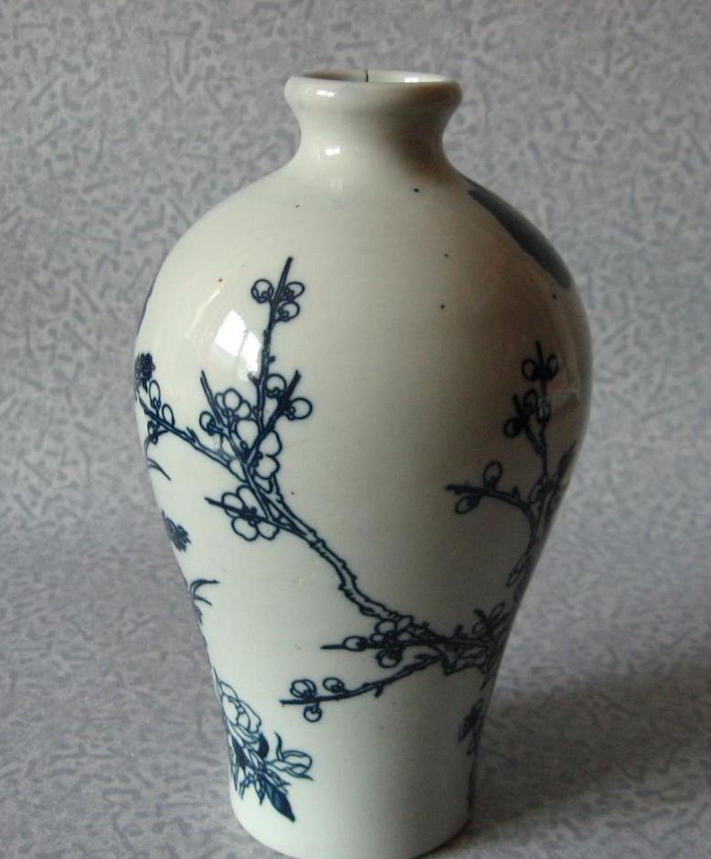 明青花花鸟纹梅瓶